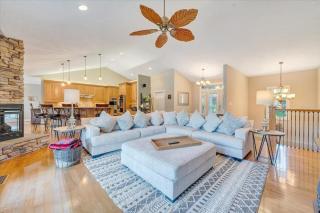 Great Escape on Smith Mountain Lake - Lakefront, Private Dock, & Hot Tub - 8