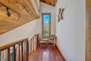 Lakeside Lodge - Lakefront home with private dock & hot tub - 8