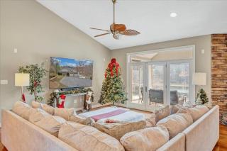 Great Escape on Smith Mountain Lake - Lakefront, Private Dock, & Hot Tub - 7