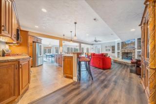 Great Escape on Smith Mountain Lake - Lakefront, Private Dock, & Hot Tub - 4