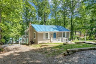 Lake Reflections - Lakefront with private dock, & Fire pit - 9