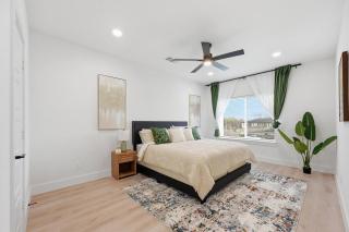 Chic 3BR Townhome w/ Rooftop Patio Near Dallas - 4