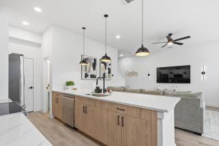 Chic 3BR Townhome w/ Rooftop Patio Near Dallas - 3