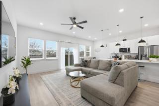 Chic 3BR Townhome w/ Rooftop Patio Near Dallas - 9