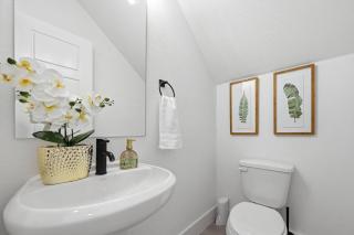 Chic 3BR Townhome w/ Rooftop Patio Near Dallas - 2