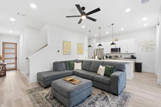 Modern 3BR Home w/ Rooftop • 5 min to Downtown - 0