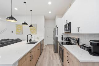 Modern 3BR Home w/ Rooftop • 5 min to Downtown - 6
