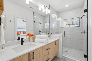 Modern 3BR Home w/ Rooftop • 5 min to Downtown - 3