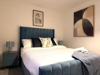Cheltenham Town Centre 2Bed 2Bath Flat, Parking - 6