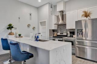 Entire Duplex Unit · Cozy, Bright & Fully Equipped - 7