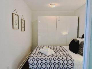 Elegant 2BR Apartment Near CN Tower with Free Parking - 3
