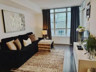 Elegant 2BR Apartment Near CN Tower with Free Parking - 2