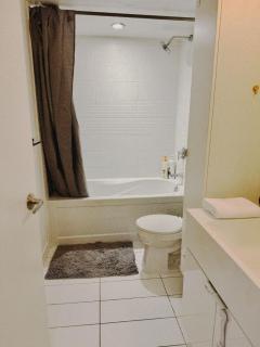 Elegant 2BR Apartment Near CN Tower with Free Parking - 1