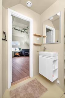 Central Top Floor Apartment - 7