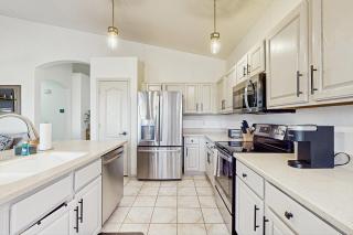 Inviting home with pool hot tub enclosed yard fast WiFi & WD - 3