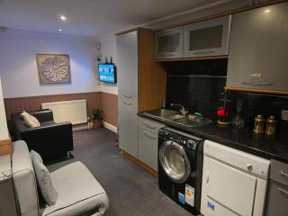 Charming Highworth,Swindon Stay, Wi-Fi Car park - 3