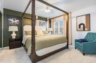 Downtown Naperville Retreat with King bed Near Riverwalk Dedicated Workspace Free Garage Parking Patio - 9