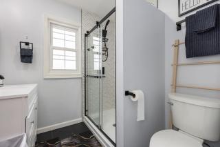 Downtown Naperville Retreat with King bed Near Riverwalk Dedicated Workspace Free Garage Parking Patio - 8