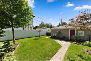 Downtown Naperville Retreat with King bed Near Riverwalk Dedicated Workspace Free Garage Parking Patio - 7