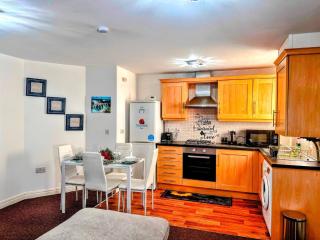 Contractor-Friendly 2BR Gem Wi-Fi Free Parking - 6