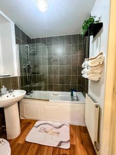 Contractor-Friendly 2BR Gem Wi-Fi Free Parking - 2