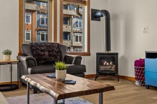 Pines & Peaks - 2 Bedroom Condo with Mountain Views - Pool & Hot Tubs - 4