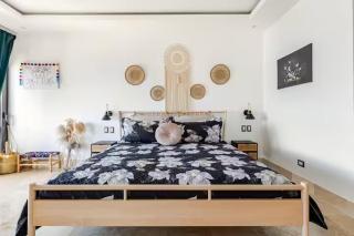 Modern 2BR Oceanview Retreat wBalcony Walk to Bay - 5