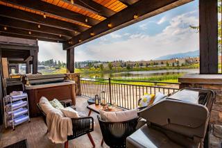 Glacier Nat Park & Ski Haven w/Spa, Sauna & Views! - 0