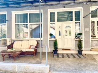 Ultra-central Spacious Home - 3