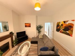 Bright and Stylish 2 bed house - 9