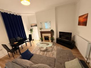 Bright and Stylish 2 bed house - 7