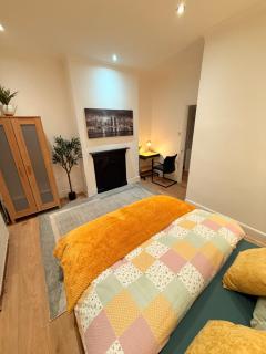 Bright and Stylish 2 bed house - 4