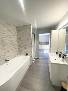 Beachside Bliss - Modern Luxury - 4