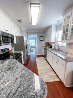 4 bd West End PCB Sleeps 10 Dogs OK Golf Cart - 2