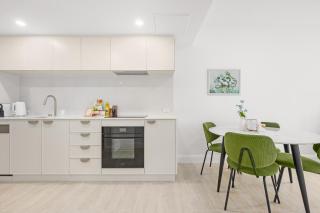 Chic 1BR in Canberra CBD w Pool, Gym n Parking - 6