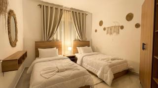 Luxury Stylish 3BR Direct View East Hub - 8