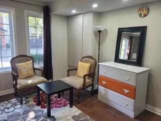 Modern Studio w-Kitchen - Parking Near Appleby GO - 40 Min to Toronto - 5
