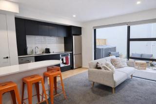 Luxury 2 Bed 2 Bath Townhouse Central Christchurch - 9