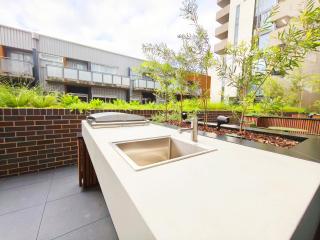 607 - 2 bedrooms 2 bathrooms large balcony opposite Box Hill Central 5 people parking space Tempo luxury apartment - 2