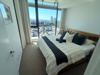 Penthouse-Top Floor with Pool & City Views - 9