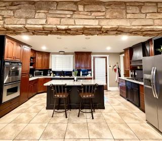 Lake ViewsFamily Reunions Pool Table Sleeps 47 - 7