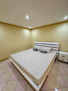 2 Bedroom Apartment with Paid Parking near US Embassy, SLEC, Robinsons Manila - 8