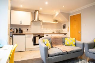 Modern Hideaway Sleek 2BR Apartment Private Garden Views - Cardiff - 6