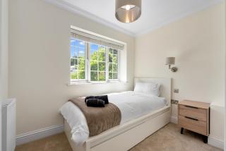 Spacious 3BR Flat in Stroud Haven - 9