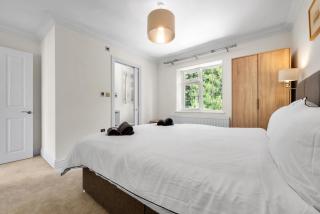 Spacious 3BR Flat in Stroud Haven - 8