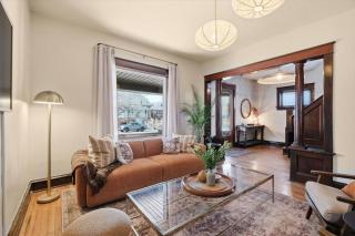 Exclusive 1890 Getaway: Tub and Downtown Walks - 0
