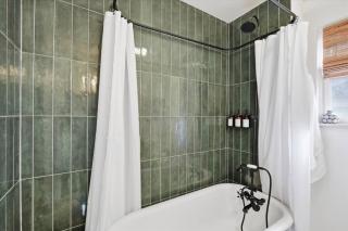 Exclusive 1890 Getaway: Tub and Downtown Walks - 6