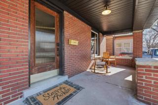 Exclusive 1890 Getaway: Tub and Downtown Walks - 3