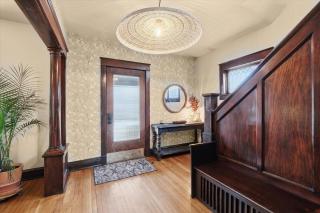 Exclusive 1890 Getaway: Tub and Downtown Walks - 2
