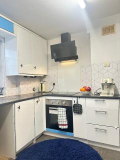 Aldershot Spacious 3-Bedroom House with Fast Wi-Fi & Free Parking - 8